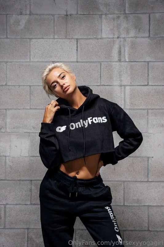 https://onlyfans.com/776446935/merch
Obsessed with OF merch ..