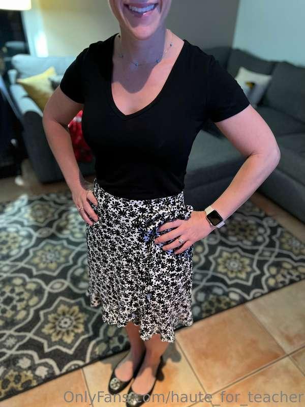 Good morning y’all 🌞😘!! How do my skirt and panties look for..