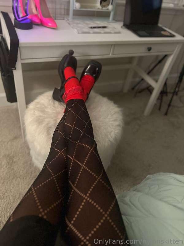 Today in my patterned tights ❤️ Would you play with me in th..