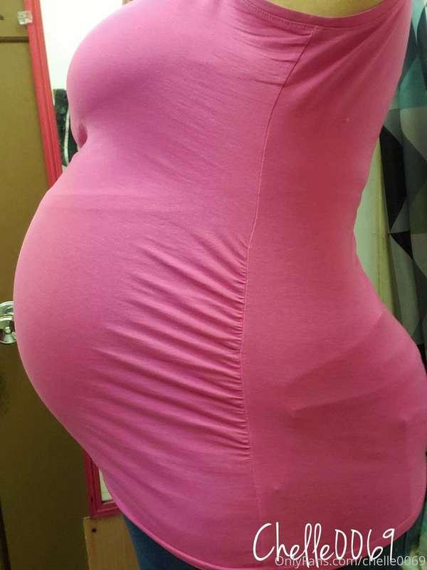 Due one month from today 😱 Check out THAT belly 😝😍