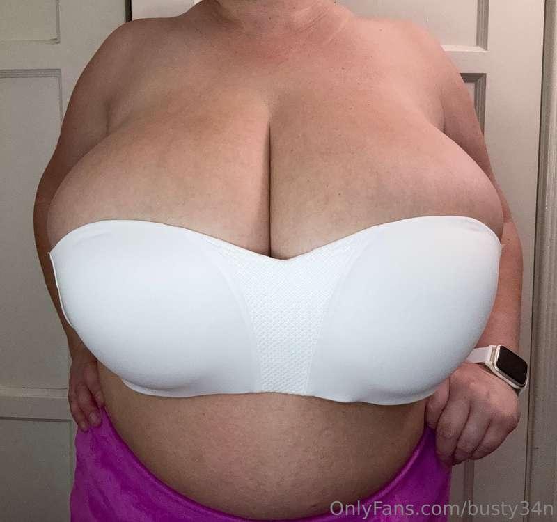 White strapless bra, do you like it? 🤍