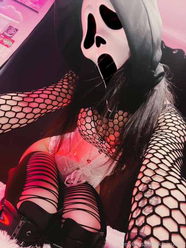 ghost face set dropping later with lewds :) happy Halloween ..