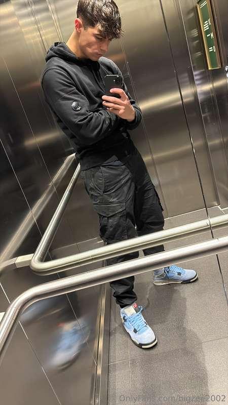 Would you give me head in the elevator? 😜