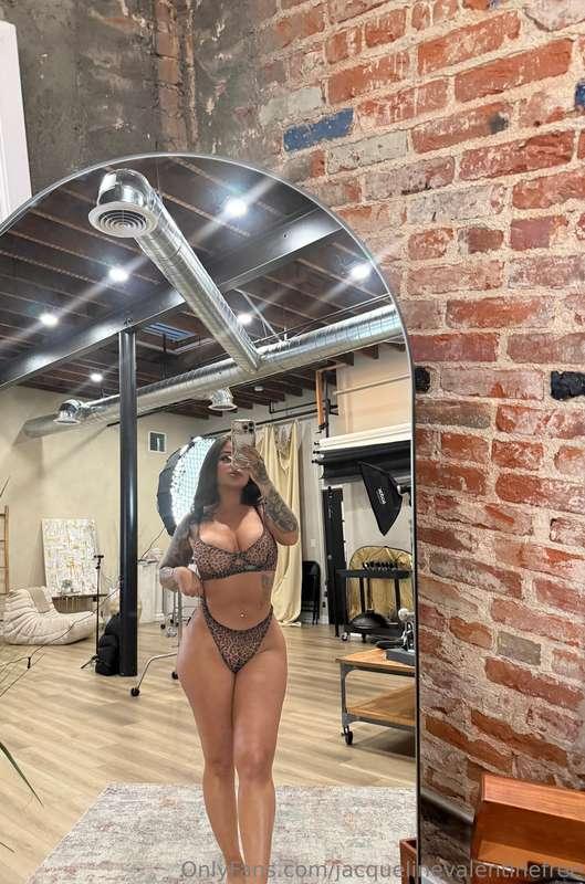 Wanna know how this set ends up on the floor? Come ask 😏