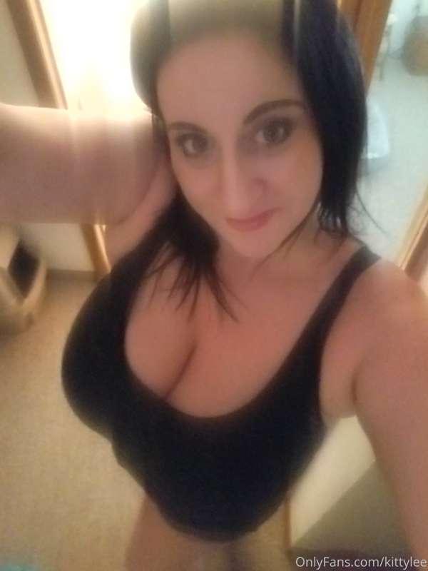 Good morning my sexy fans here are a few pics. Getting ready..