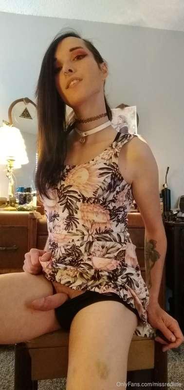 Happy Friday~ 🖤🖤🖤

On a side note, I got a phone with a bett..