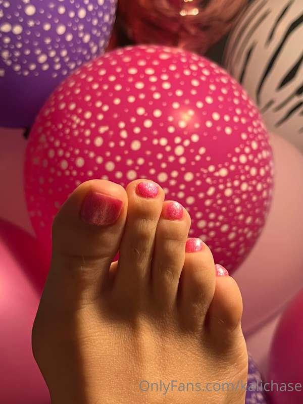 My toes matched the balloons 😍