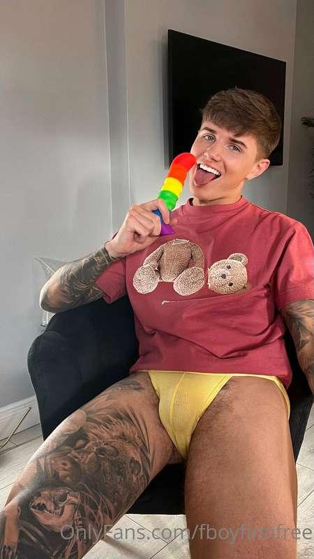 I really wanna suck on a popsicle or ... something 😈🍆