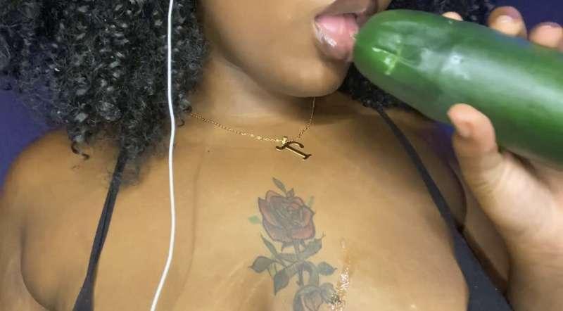 👇Massive cucumber 👇