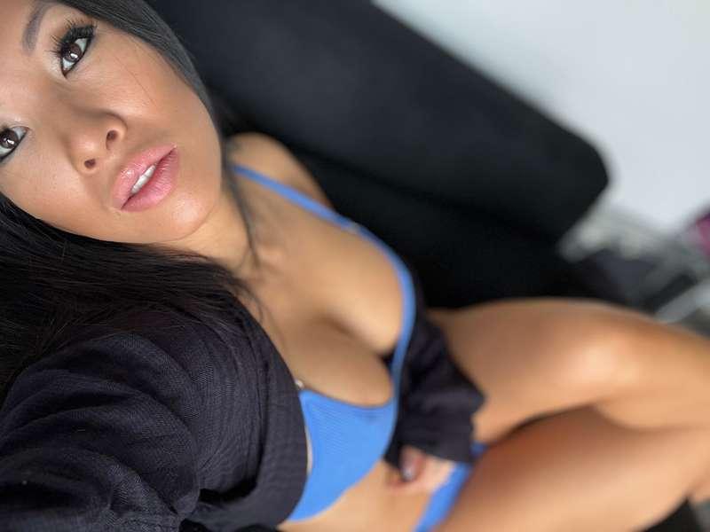 If I was your girlfriend… I’d send you pics like this while ..