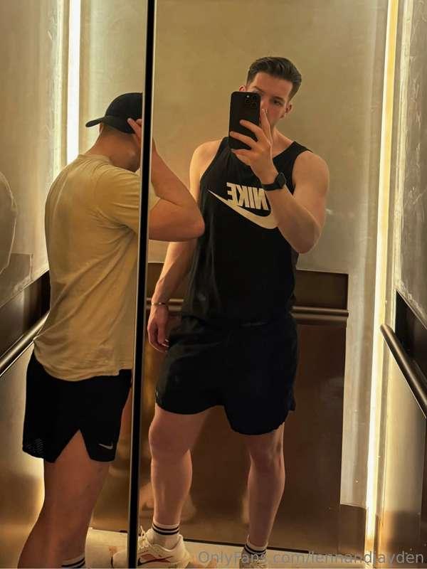 How’s your Friday? 💪🏼