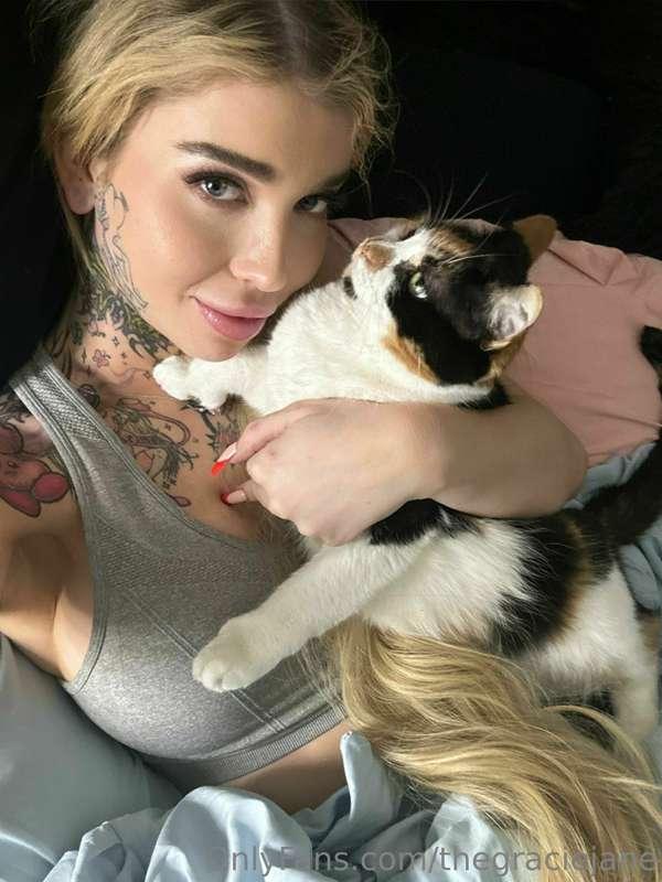 Cuddled up with the cutest lil cat rn… but I’d rather be cud..