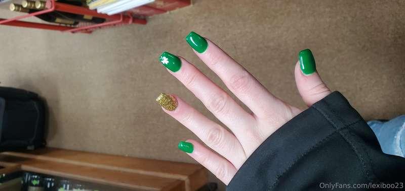 Got some cute St. Patrick's day nails 💅 😍 💚  Let me know if ..