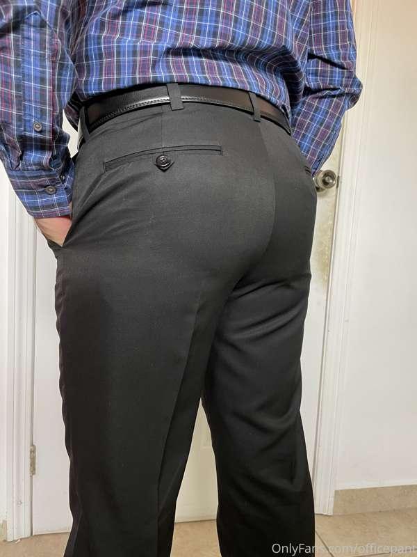 • My Boss' ass.
• El culo de mi jefe.