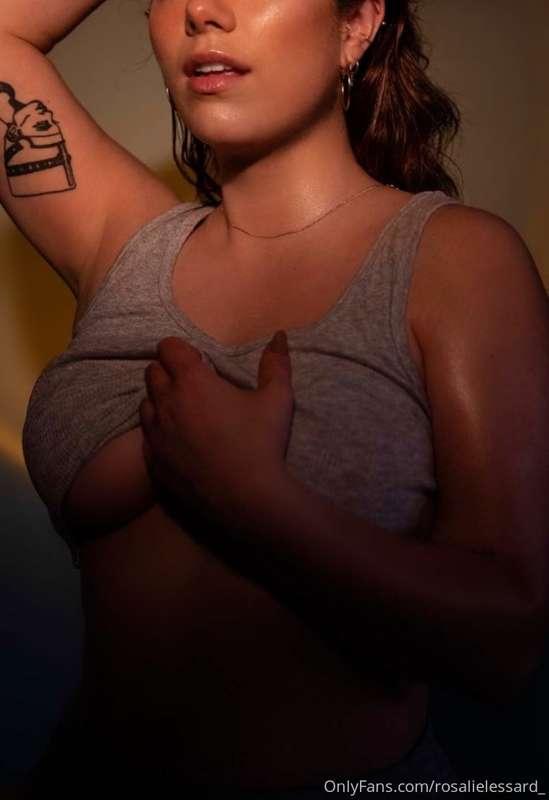 Un corps de gars c’est 🤤 ... Mais les under boobs... ON PEUT..
