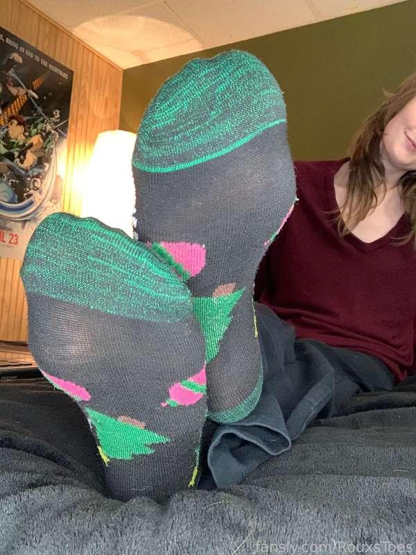 happy holidays &amp; Christmas Eve my foot freaks 🥰 I’m always stretched so thin around this time of year &amp; my #feet have been running around in these #smelly christmas #socks all day today hehe ~ I’m gonna take a hot shower &amp; then a relaxing foot bath while I enjoy some reading 👣✨ the only thing that would make it better would be a nice foot massage after 😌 