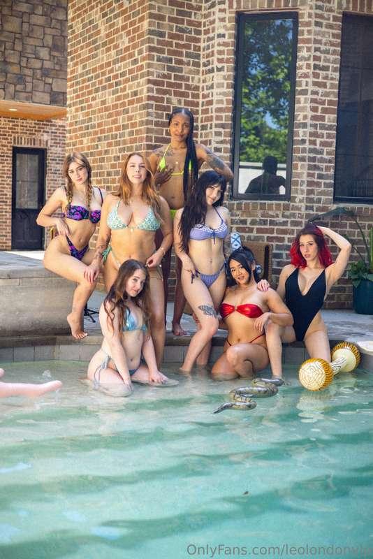 A pool day with the girls! Swipe for a treat 👅