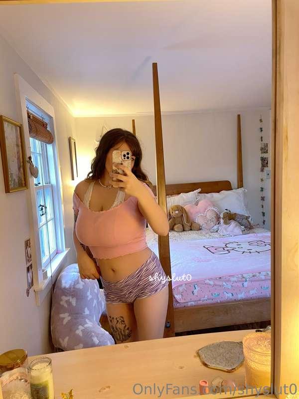 just some mirror selfies i took in between filming today 🫶🏻