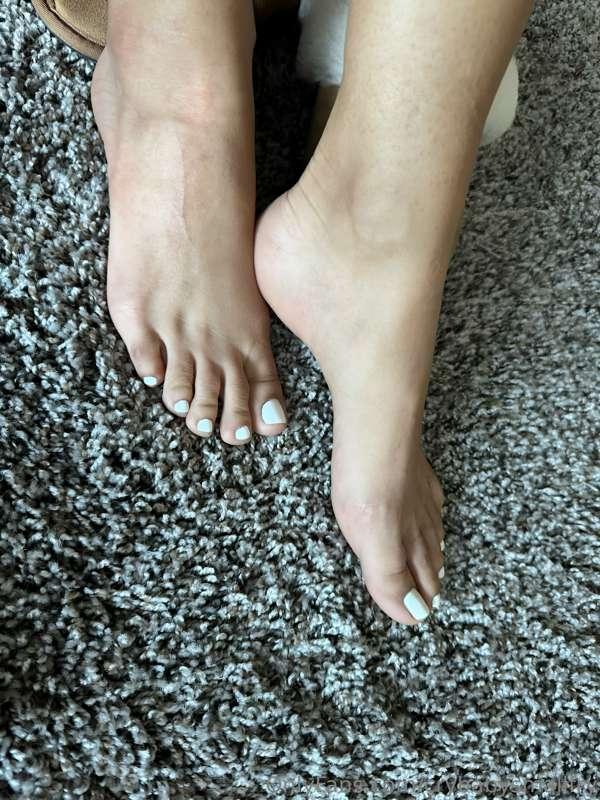 white toes are good for the soul 🩷