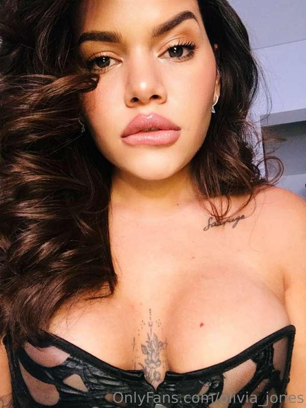 I know you can't resist me baby,  do you want me to be yours..