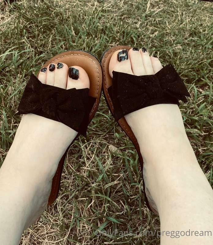 I definitely need to touch up my toes…what color should I do..