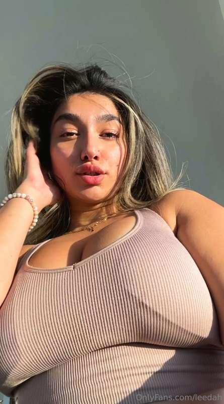 golden hour goddess. worship me 🥺