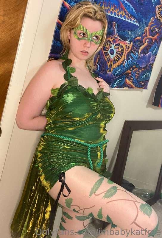 Hey! Do you wanna see my Poison Ivy photoshoot? I get naked!..
