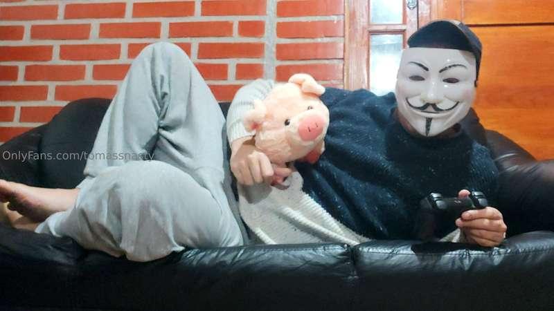 Me regalaron un cerdito de peluche, quieren que le tire peos..
