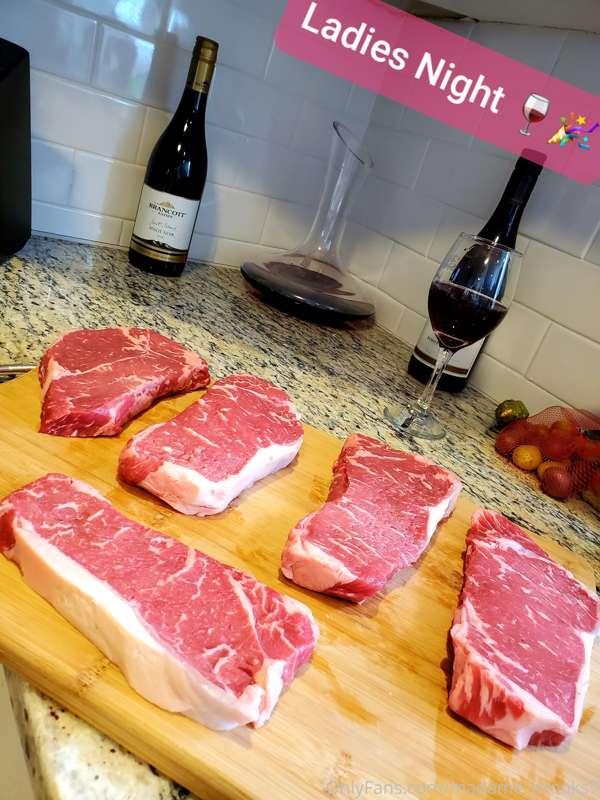When I cook for the girls😋
I bring the meats🥩🍷
