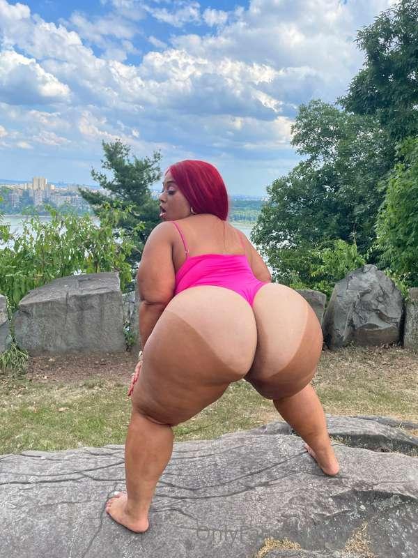 Like 👍🏼 this if you eat ass 🍑