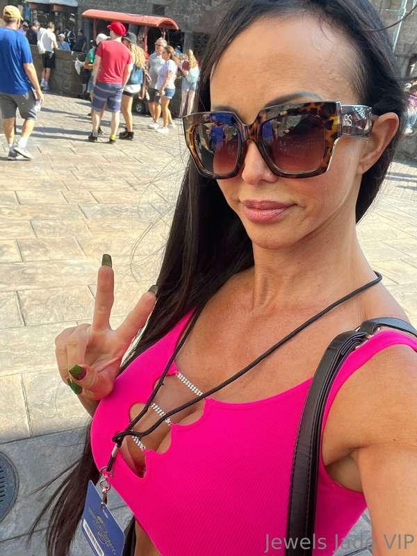 💋 Casual Pic while Traveling. 💋. Hmmmm? Where shall I go nex..