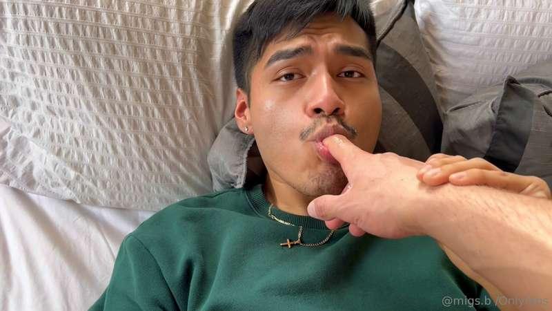 I love it when a guy feeds me his cum… Why use tissue paper ..