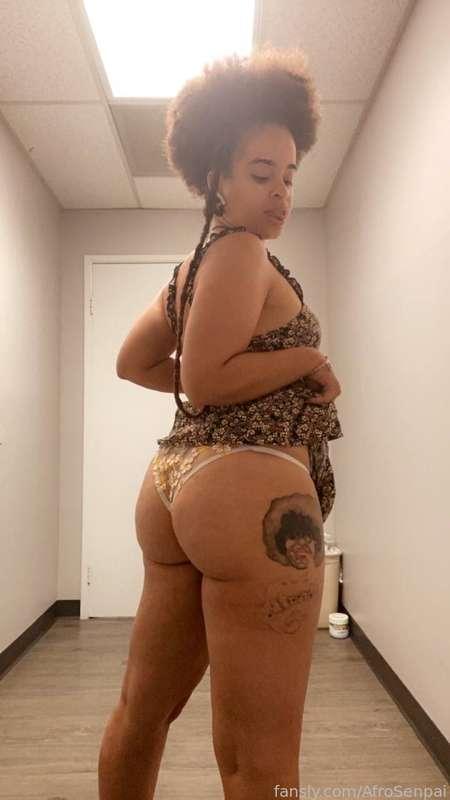 They’re really trying to pound ya girl at work, when is much rather it be you 🥲😏💦

(Save your Senpai from this tomfoolery called a 9-5….more like 7-5 🥹🤣)


#fyp #cutie #public #publicflash #bubblebutt #ass #petite #smallboobs #naturalhair #multiracial #afro #nsfw #workflash #flash #smile 