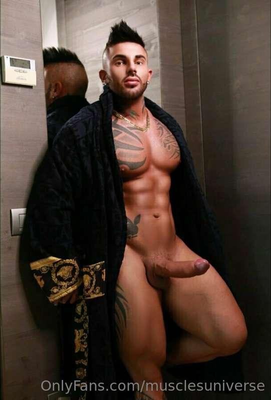 Exclusive photo of Italian bodybuilder @antonioferrari naked..