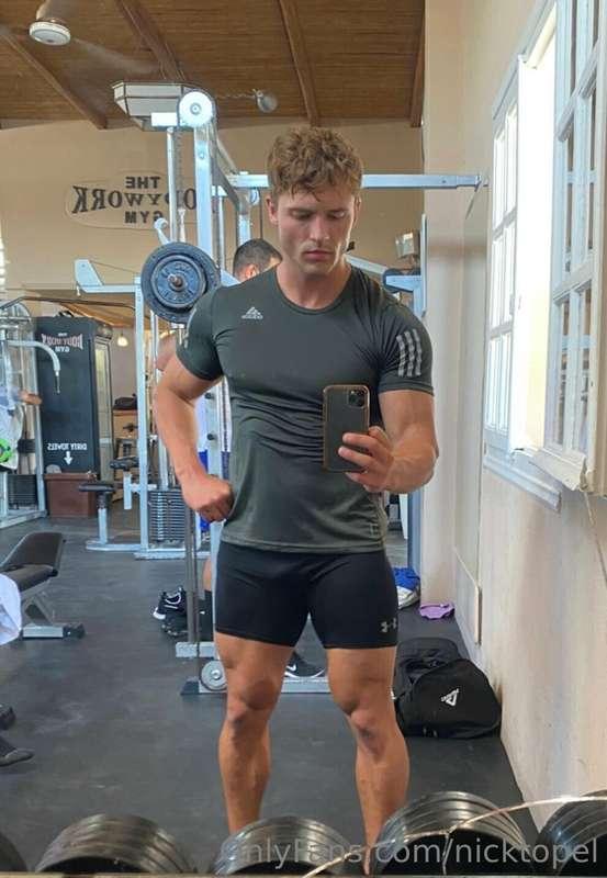 Who’s working out today? 🏋️ Don’t lie to or ignore your dad!..