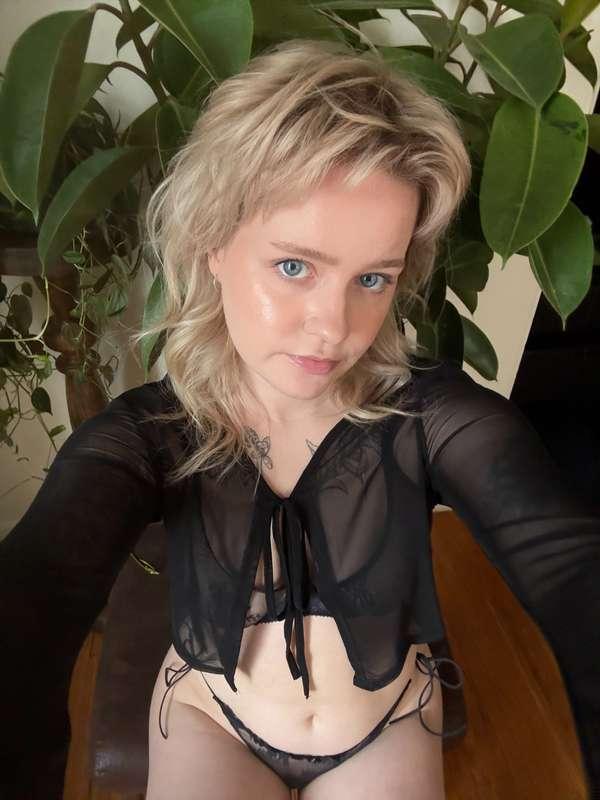 so excited to be feeling better again and to be able to get back into my anal training ♡ wanna see what i put up my butt today? ;))

#blonde #blueeyes #analslut #buttslut