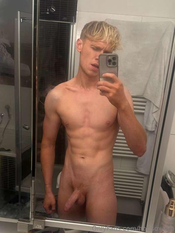 WHO wants to hop in the shower with me 😏😈