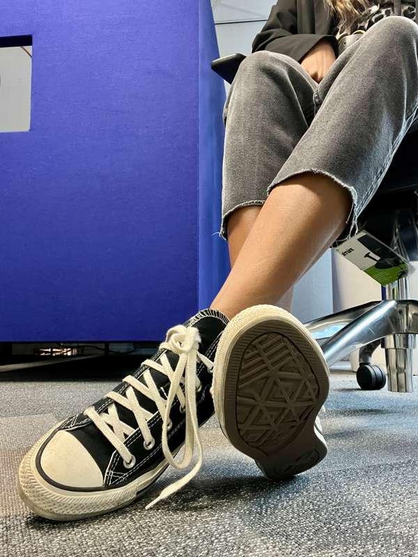 How about some converse fun, in the public library? 📚😏