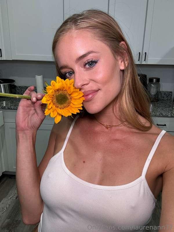 Wanna play with my flower? 🌻