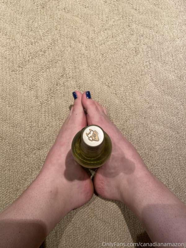 Big feet vs wine bottle 😉 🍷