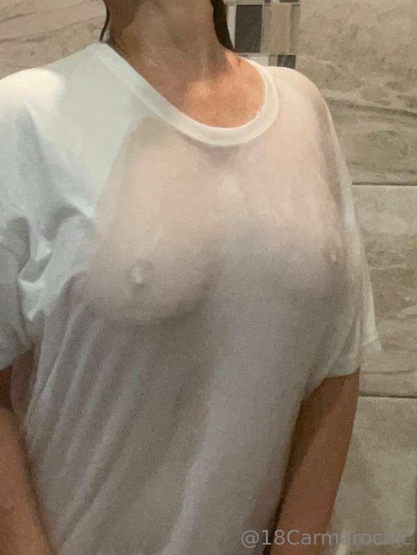Who’s up for a wet 💦 T-shirt show 😝💋