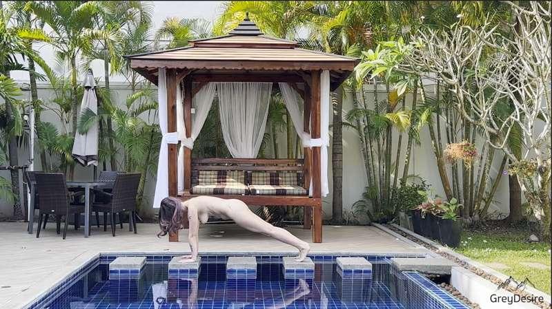 High Plank Pose
Work to round up through the shoulders and back to train for inverted positions
#yoga