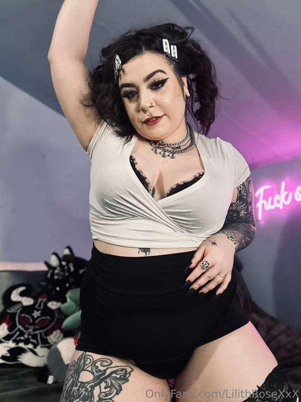This.. might be my fave look in a hot min… 🖤✨💦