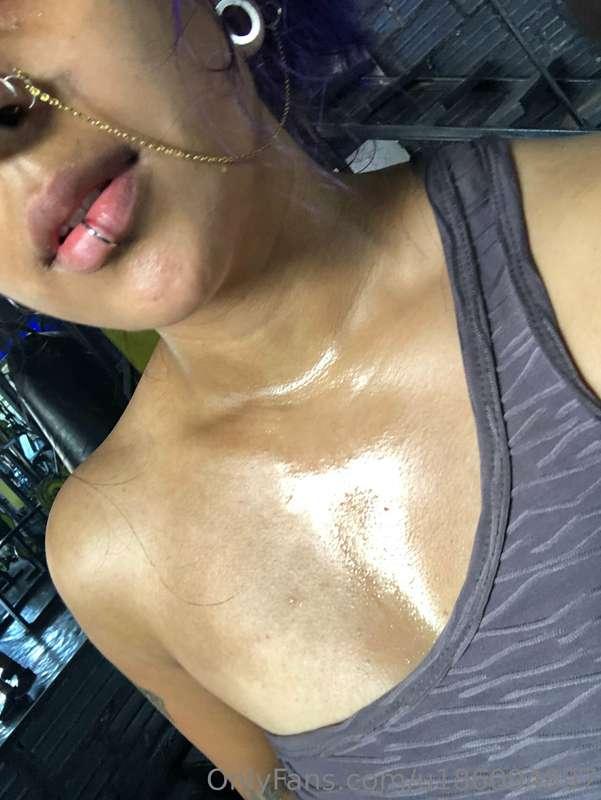 Custom vids at DM 🔥