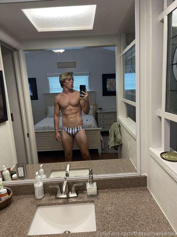 Hol onnnn.. first speedo & kinda in love😍 unlock to take it ..