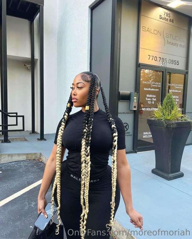 Queen on the streets👑 Invite her for date or no?