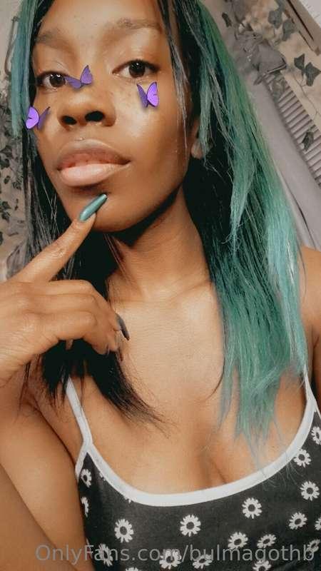 Would you kiss these luscious lips 💋?
