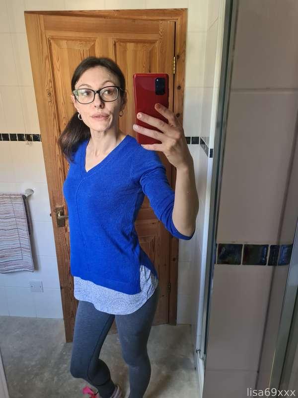 Great mirror and great lighting in this bathroom , I'm sure I deserved a short break from working and what a great way to spend it taking some photos for you ❤️

#leggings #atwork