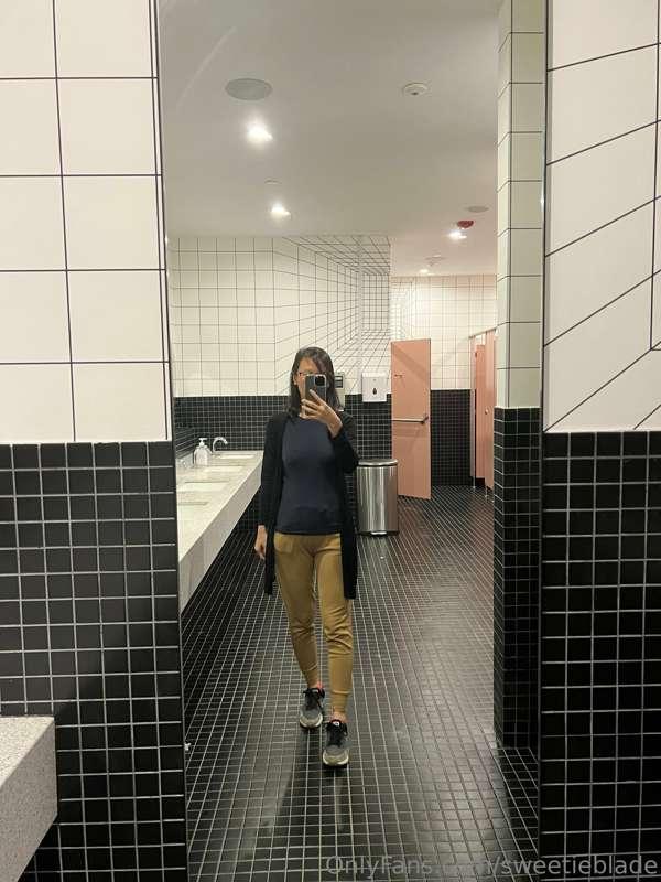 Yesterday’s #OOTD: #CottonOn shirt & #Uniqlo jogger pants 

..