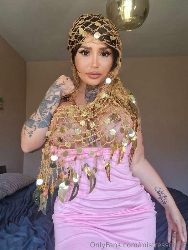 Bow down to your Goddess Cleopatra and serve me properly 